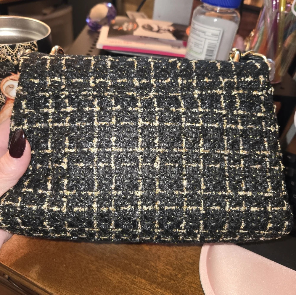 NWT Badgley Mischka Black and gold textured messenger bag - Picture 3 of 8